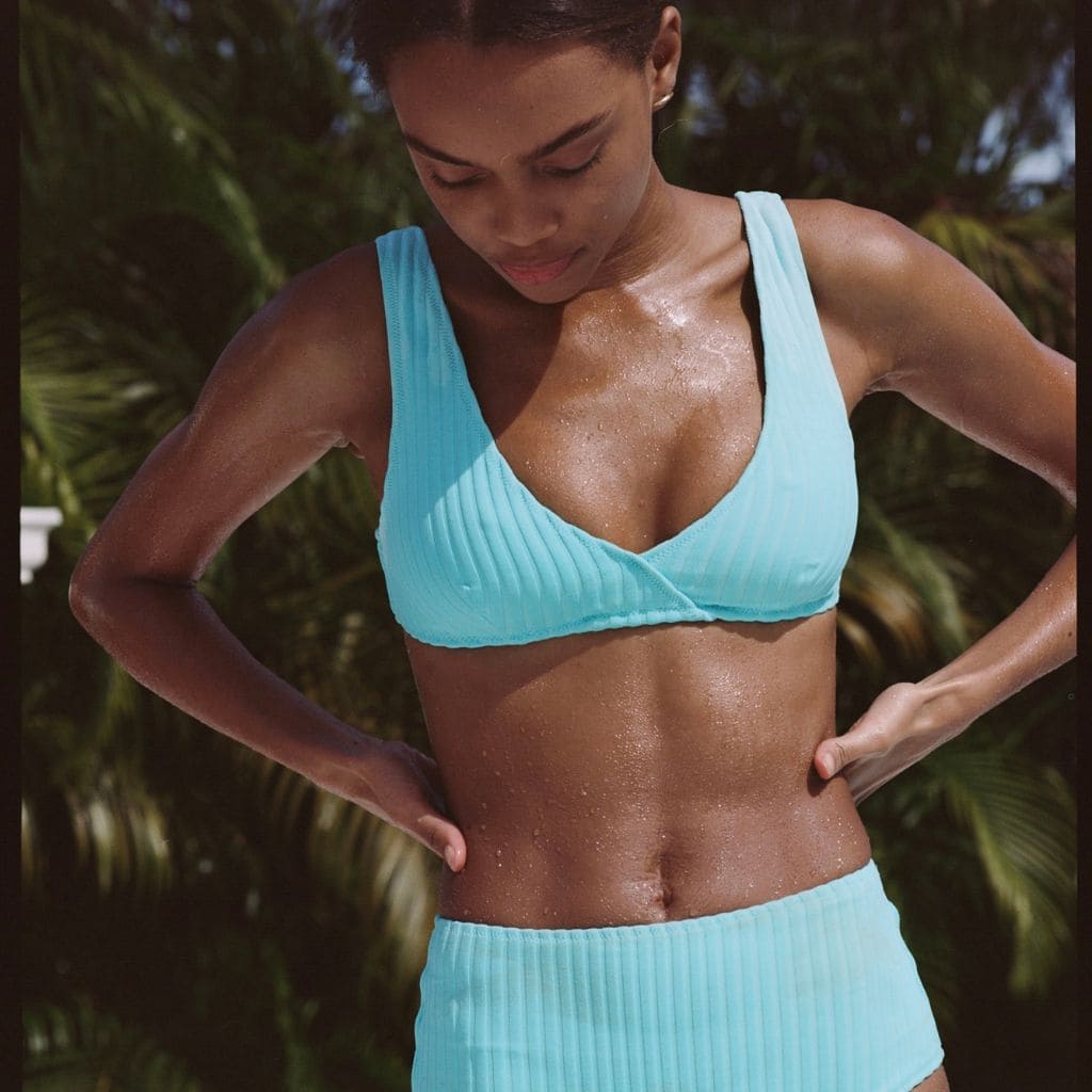 Solid and Striped bikiní hjá Ludus.is. Mynd sýnir konu í bikiní frá Solid and Striped