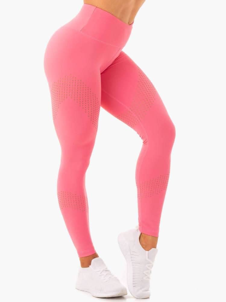 Impact High Waited Leggings eru skemmtilegar leggins frá Ryderwear með fallegu sniði sem koma í nokkrum mismunandi litum. Hægt að para með Impact High Waisted Æfingatopp. Þessar leggings henta vel fyrir lyftingar, í ræktina, jóga, pilates eða cardio æfingar. Þú finnur gott úrval af fallegum leggings í vefverslun Ludus.is#litur-color_pink