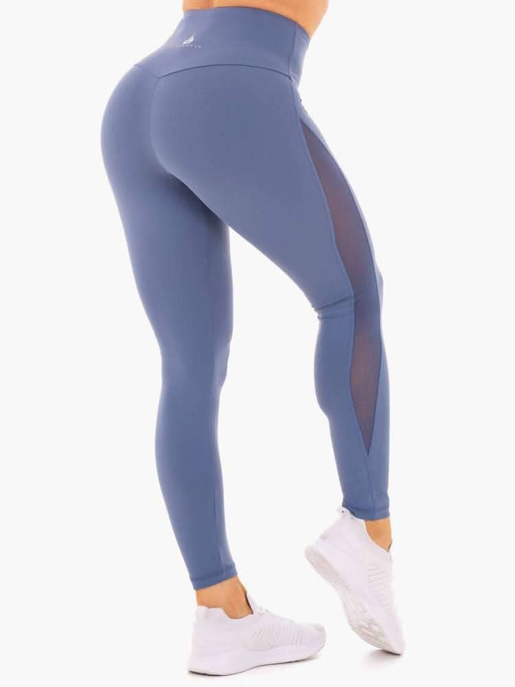 Hype High Waisted Leggings eru fallegar uppháar leggins frá Ryderwear með skemmtilegu sniði og koma í nokkrum mismunandi litum. Hægt að para með Hype Mesh Æfingatopp. Þessar leggings henta vel fyrir lyftingar, í ræktina, jóga, pilates eða cardio æfingar.#litur-color_steel-blue