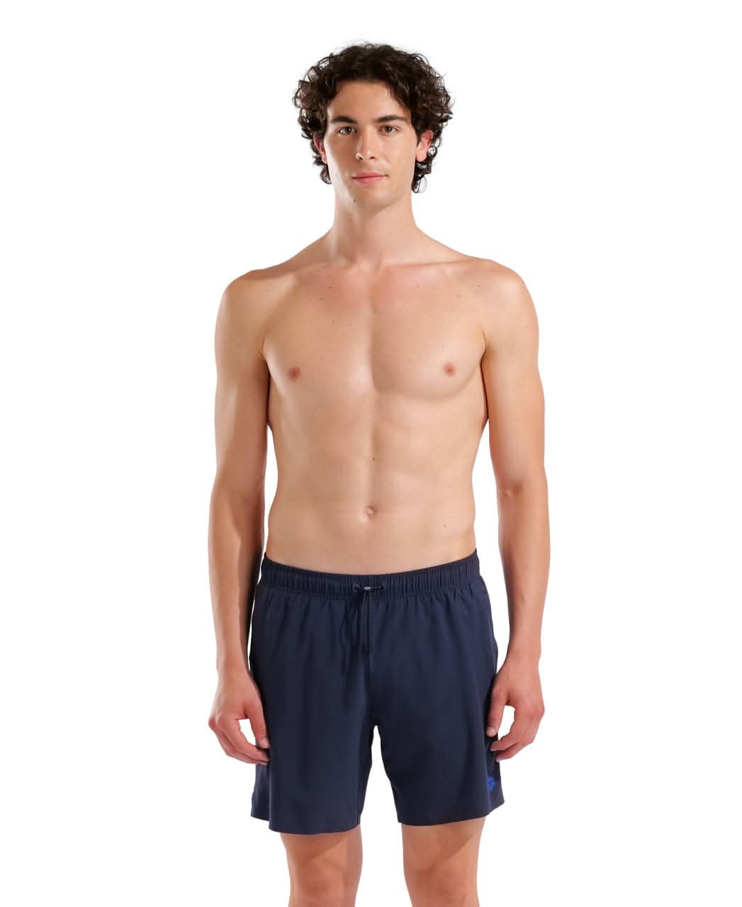 Karl í dökkbláum Arena Evo II Beach Boxer Solid sundbuxum, framhlið