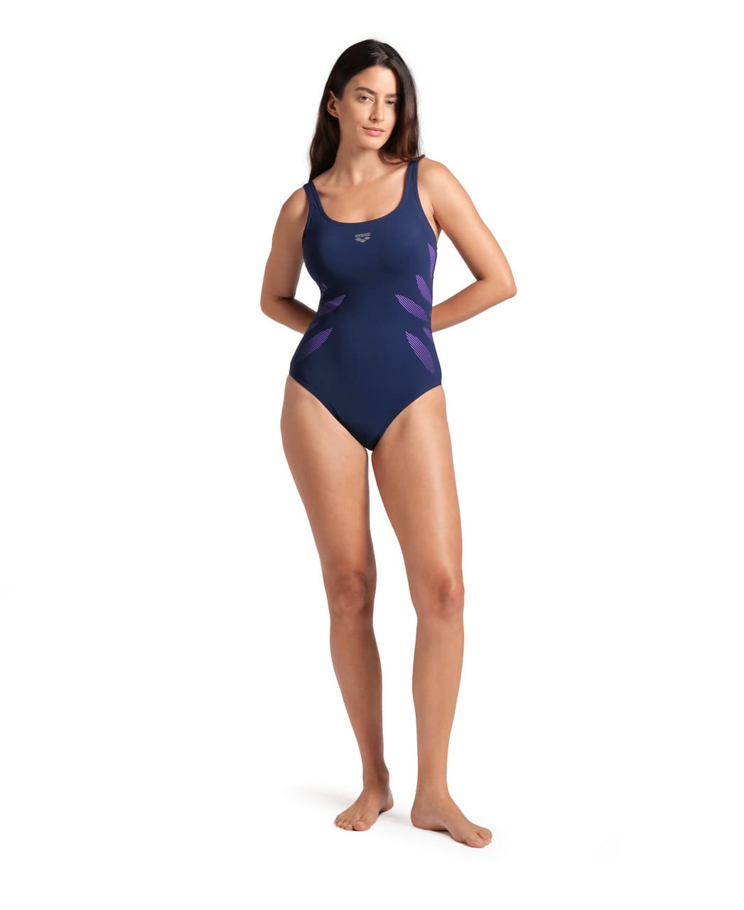 Dökkblár mótandi sundbolur með aðhaldi úr Shapewear línu Arena. Milena sýndur á framhlið með fallegu fjólubláu mynstri á hliðum