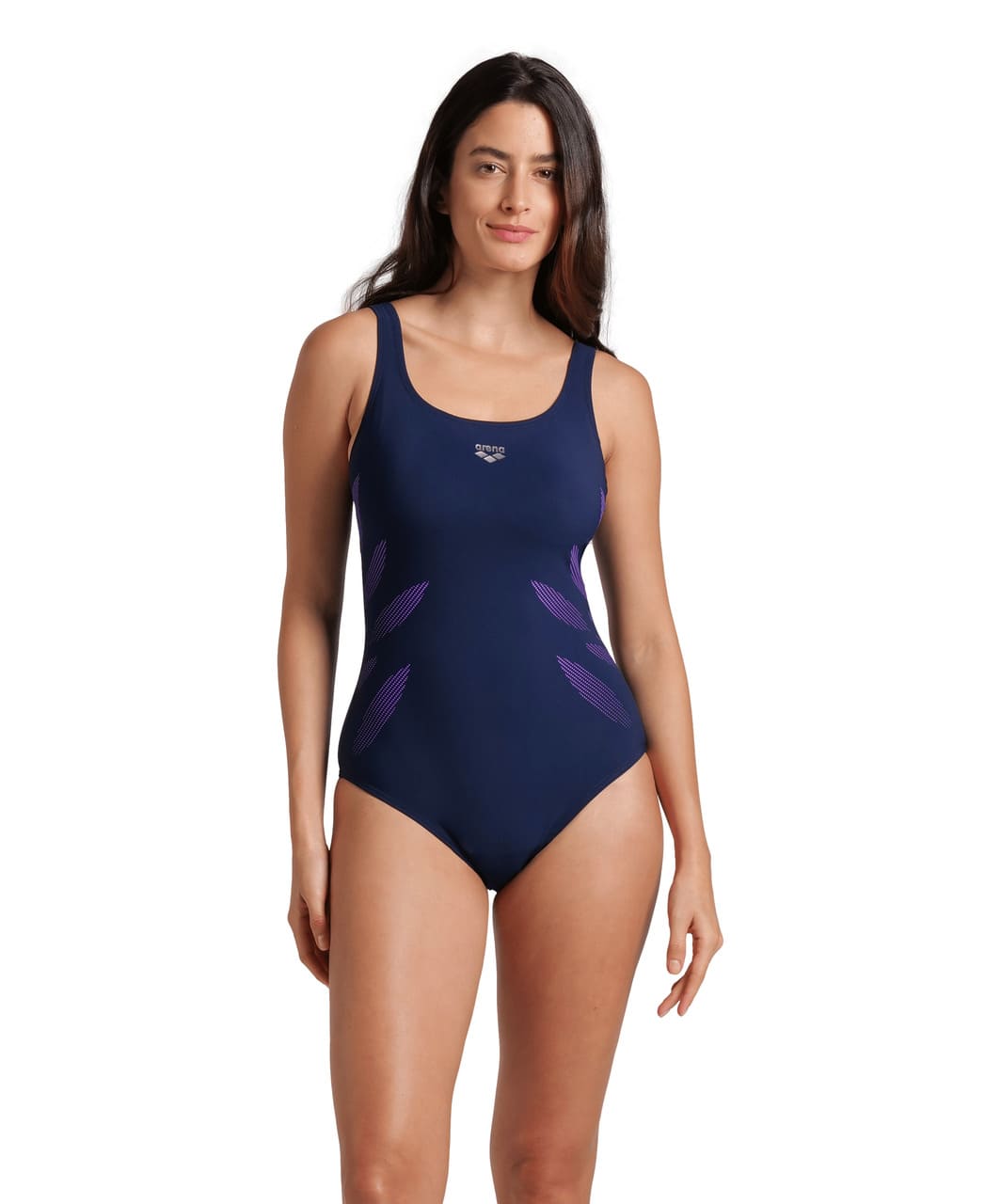 Milena er dökkblár sundbolur með aðhaldi úr Shapewear línu Arena. Myndin sýnir allan sundbolinn að framan, fjólublátt mynstrið hjálpar til að að þrengja og mjókka útlínur og ýtir undir kvenlegt útlit og snið