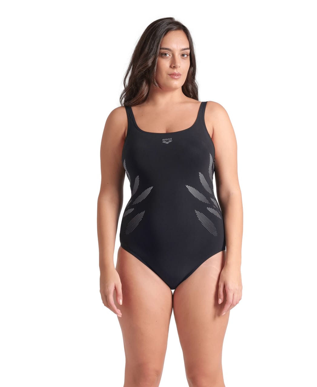 Svartur mótandi sundbolur með aðhaldi, Arena Milena, mynd að framan af módeli þar sem sést í fallegt hátt hálsmálið og hvítt mynstrið