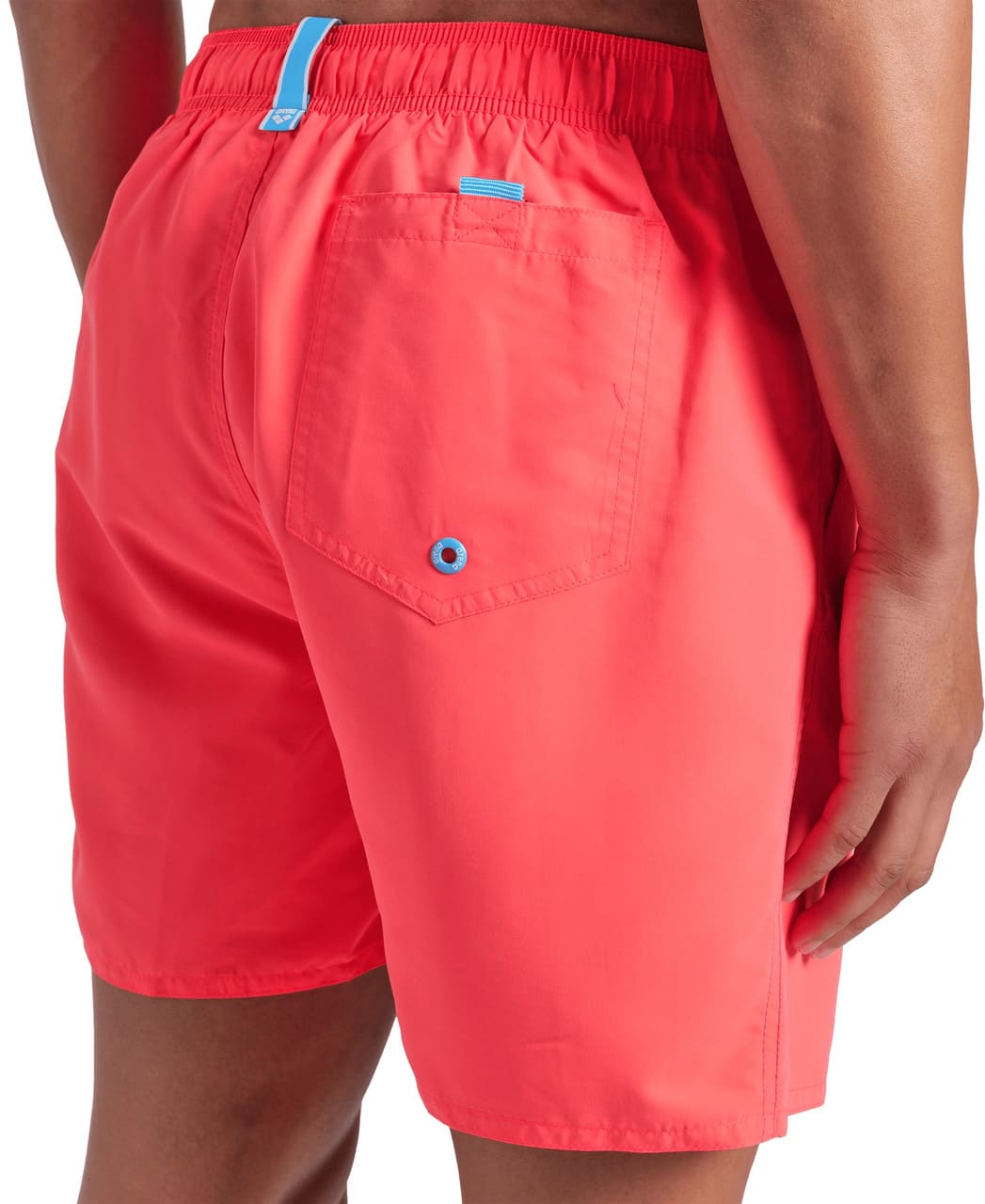 Nærmynd af Fundamentals sundbuxum herra í kóralbleiku að aftan. Myndin sýnir lokaðan vasan að aftan sem hægt er að loka með frönskum rennilás