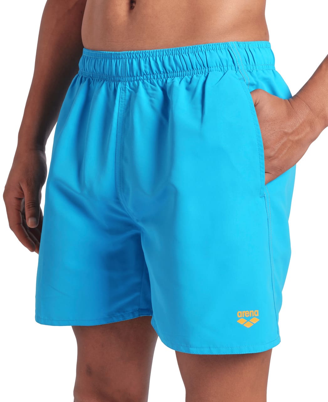 Túrkísbláar sundbuxur fyrir herra sýndar í nærmynd að framan. Fundamentals sundbuxur karla frá Arena, á mynd er sýndur opinn hliðarvasi