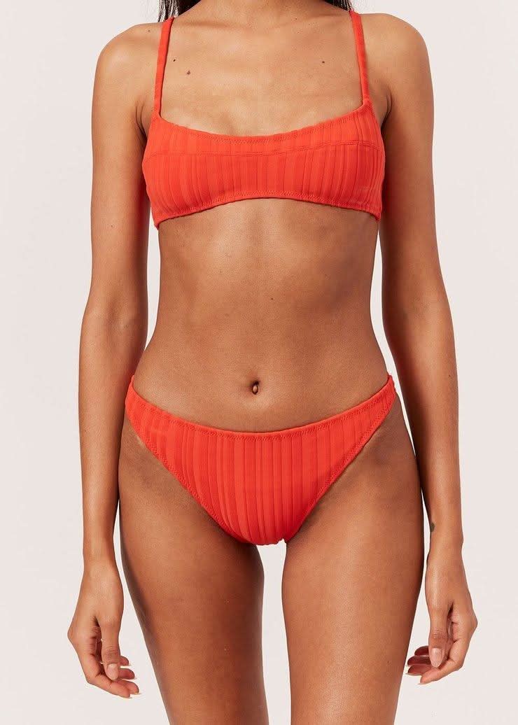Bikiní buxur frá Solid and Striped í vefversun Ludus.is. Klórþolin sundföt -sumarlegar bikíníbuxur. Paraðu með The Elsa bikinítopp fyrir skemmtilegt bikiní. Solid and Striped sundfatnaður í góðu úrvali#litur-color_candy-red