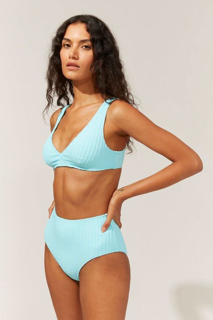 Bikiní toppur frá Solid and Striped í vefversun Ludus.is. Sundföt -fallegur bikinítoppur í Fresh Air. Paraðu með The Beverly bikiníbuxum fyrir skemmtilegt bikiní úr riffluðu efni#litur-color_fresh-air
