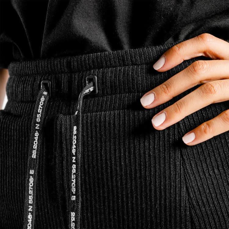 Joggingbuxur - víðar - konur - íþróttaföt - konur - íþróttafatnaður - æfingaföt - æfingafatnaður - world class - ræktarföt - Luxe - svartar - vefverslun - íþróttavöruverslun - Ludus.is - SQUATWOLF