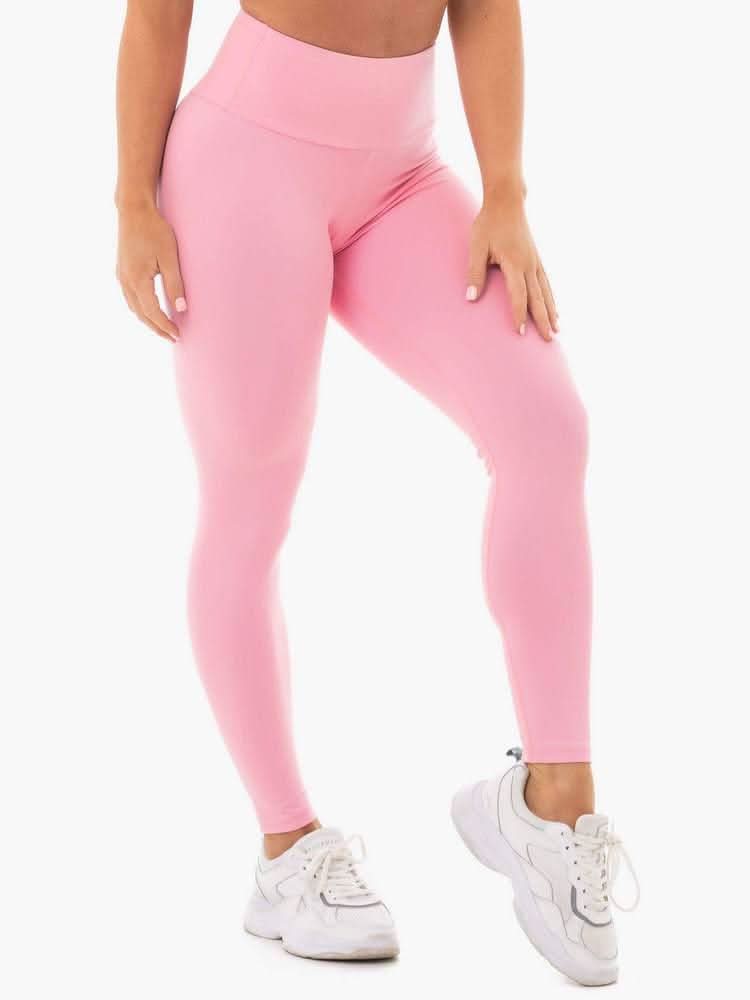 Staples Scrunch Bum Leggings eru fallegar leggings frá Ryderwear sem ýkja línurnar þínar. Scrunch Bum Leggings koma í nokkrum mismunandi litum og er hægt að para með Staples Æfingatopp.s. Þú finnur gott úrval af fallegum æfingatoppum í vefverslun Ludus.is#litur-color_pink