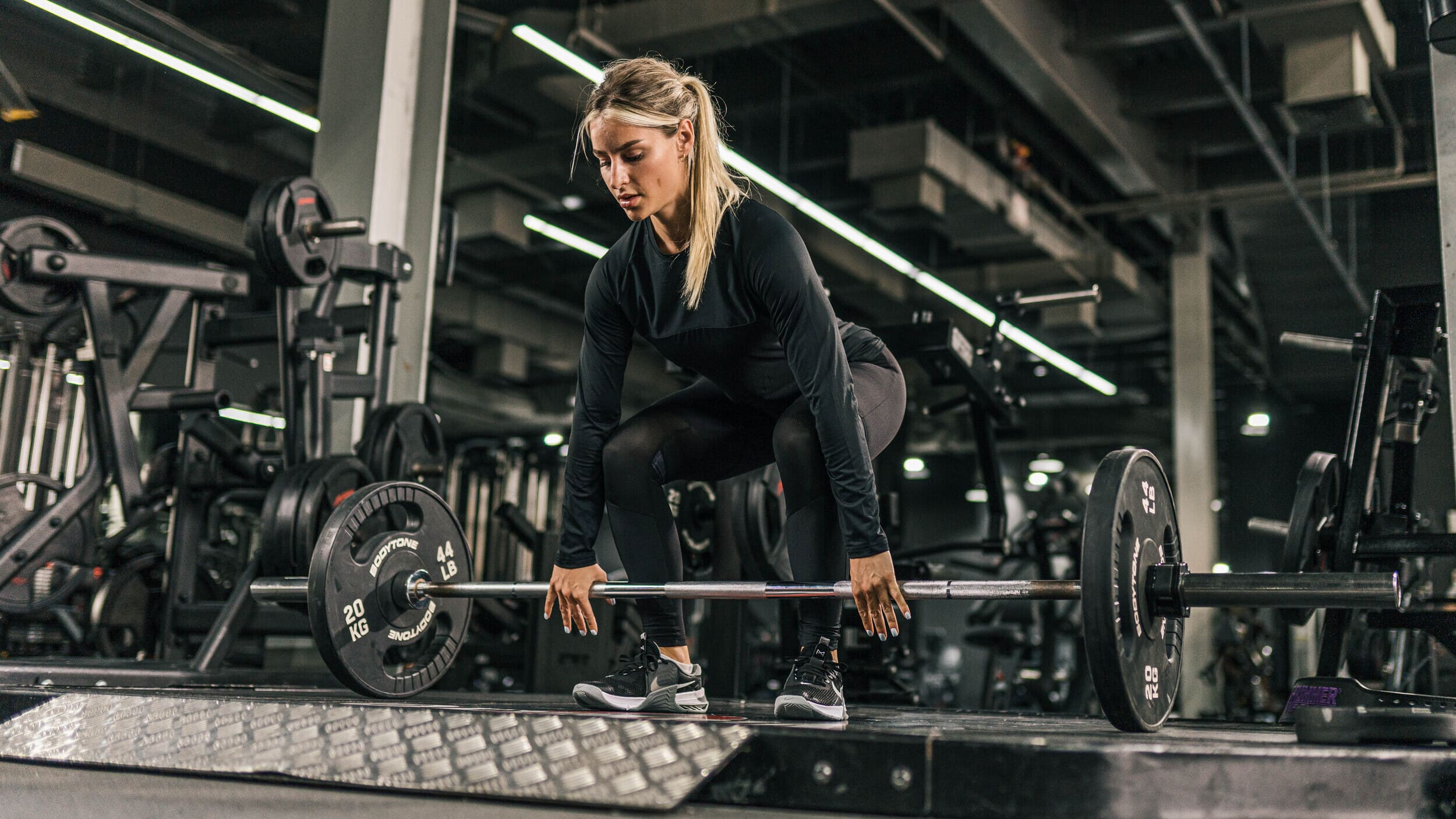 Æfingafatnaður - konur - æfingaföt -  Íþróttaföt, m.a. bolir, hlýrabolir, stuttbuxur, síðbuxur / joggingbuxur. Æfingafatnaður tilvalin í í rækinta, Crossfit, lyftingar, í hlaupin, hjólreiðar eða jóga.