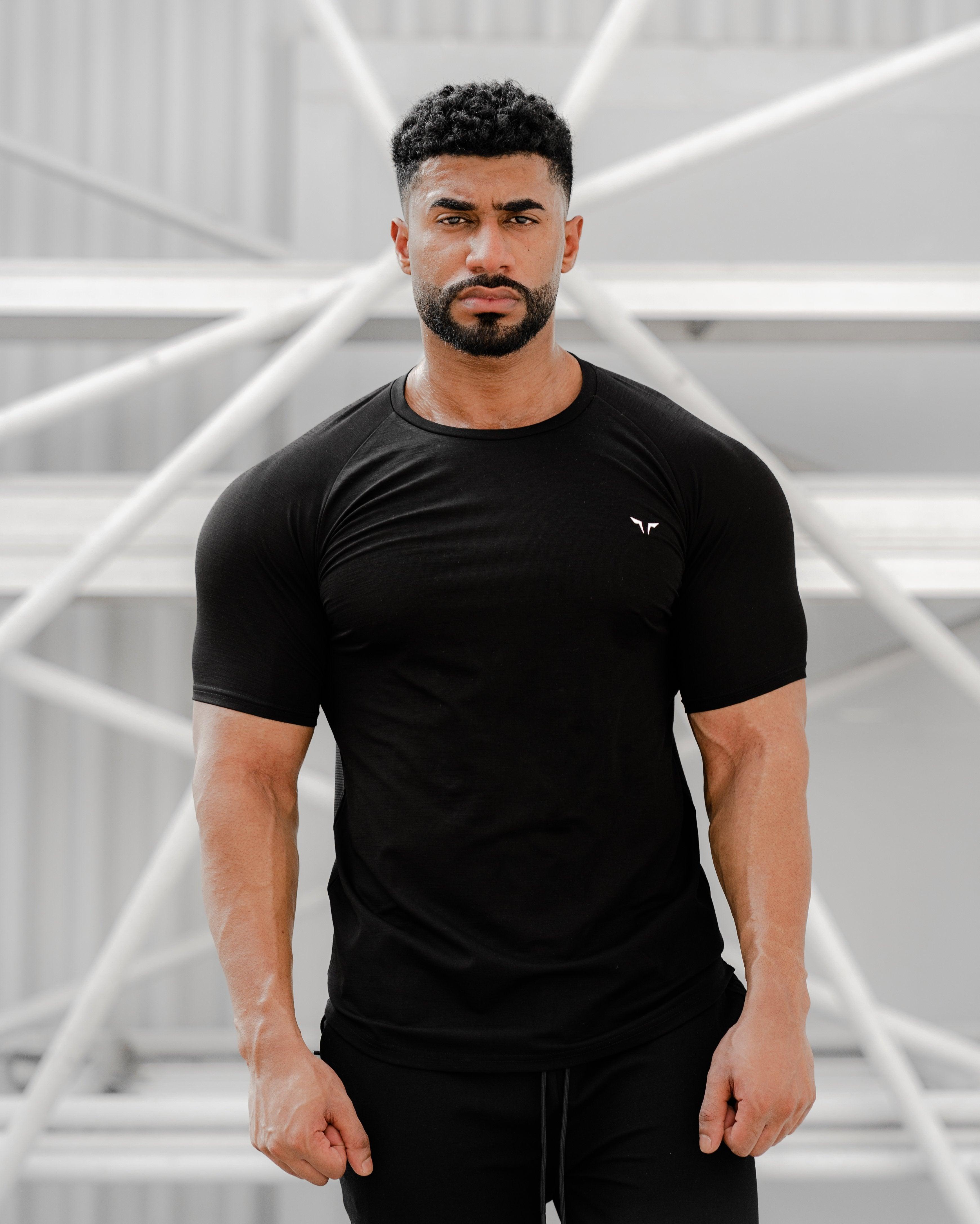 Íþróttaför í vefverslun Ludus.is - íþróttabolir fyrir karla. Frábærir í rækinta, Crossfit,  kraftlyftingar, í hlaupin, hjólið eða jóga.  Íþróttaföt fyrir æfinguna