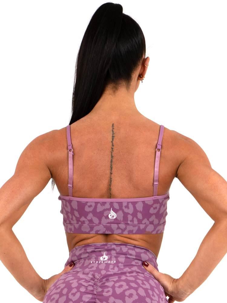 Animal Instinct Æfingatoppur eru fallegur æfingatoppur með fallegu mynstri frá Ryderwear. Animal Instinct Æfingatoppur kemur í nokkrum mismunandi litum og er hægt að para með Animal Instinct Leggings. Þú finnur gott úrval af fallegum æfingatoppum í vefverslun Ludus.is#litur-color_leopard-purple