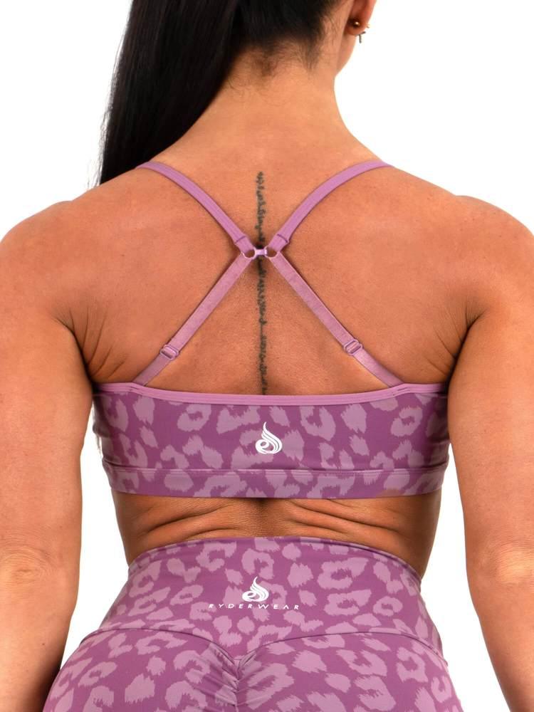Animal Instinct Æfingatoppur eru fallegur æfingatoppur með fallegu mynstri frá Ryderwear. Animal Instinct Æfingatoppur kemur í nokkrum mismunandi litum og er hægt að para með Animal Instinct Leggings. Þú finnur gott úrval af fallegum æfingatoppum í vefverslun Ludus.is#litur-color_leopard-purple