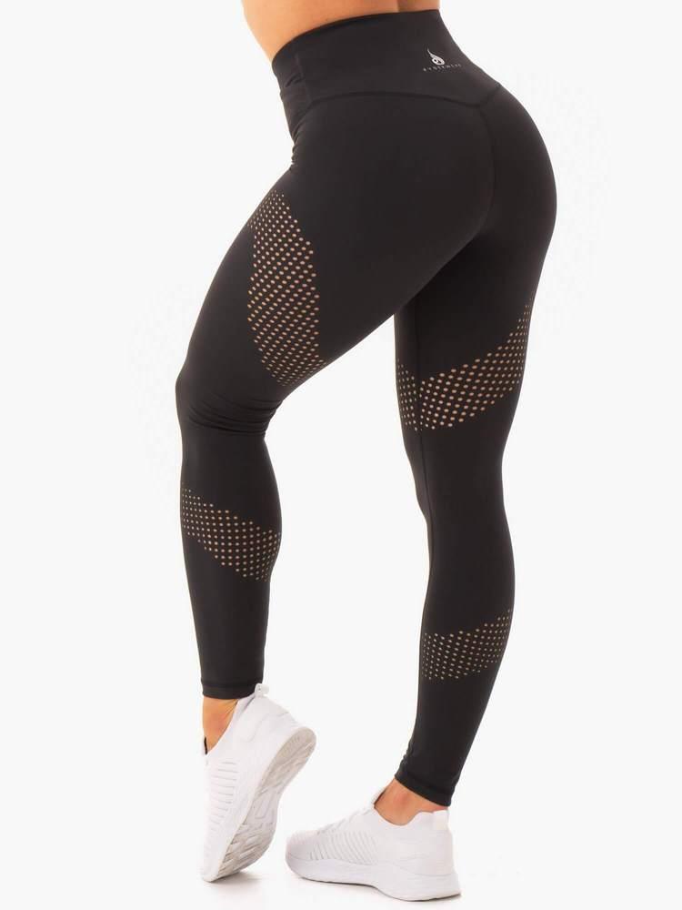 Impact High Waisted Leggings eru skemmtilegar leggins frá Ryderwear með fallegu sniði sem koma í nokkrum mismunandi litum. Hægt að para með Impact High Waited Æfingatopp. Þessar leggings henta vel fyrir lyftingar, í ræktina, jóga, pilates eða cardio æfingar. Þú finnur gott úrval af fallegum leggings í vefverslun Ludus.is#litur-color_black