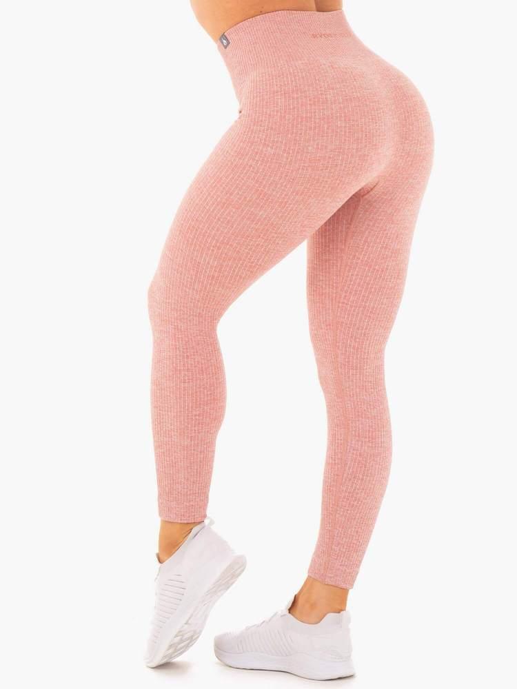 Rib Seamless Leggings eru fallegar leggins frá Ryderwear úr riffluðu efni sem koma í nokkrum mismunandi litum. Hægt að para með Rib Seamless Sports Bra. Þessar leggings henta vel fyrir lyftingar, í ræktina, jóga, pilates eða cardio æfingar.#litur-color_blush