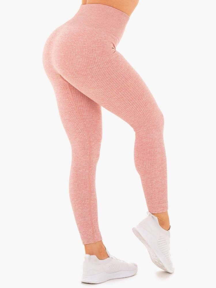 Rib Seamless Leggings eru fallegar leggins frá Ryderwear úr riffluðu efni sem koma í nokkrum mismunandi litum. Hægt að para með Rib Seamless Sports Bra. Þessar leggings henta vel fyrir lyftingar, í ræktina, jóga, pilates eða cardio æfingar.#litur-color_blush