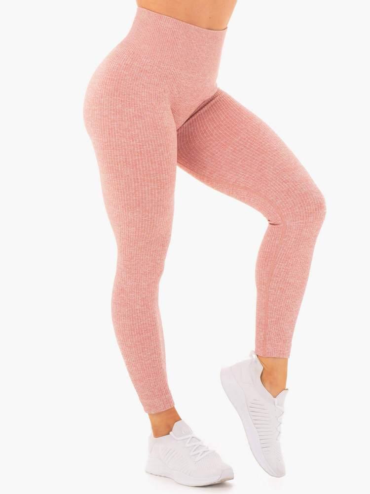 Rib Seamless Leggings eru fallegar leggins frá Ryderwear úr riffluðu efni sem koma í nokkrum mismunandi litum. Hægt að para með Rib Seamless Sports Bra. Þessar leggings henta vel fyrir lyftingar, í ræktina, jóga, pilates eða cardio æfingar.#litur-color_blush