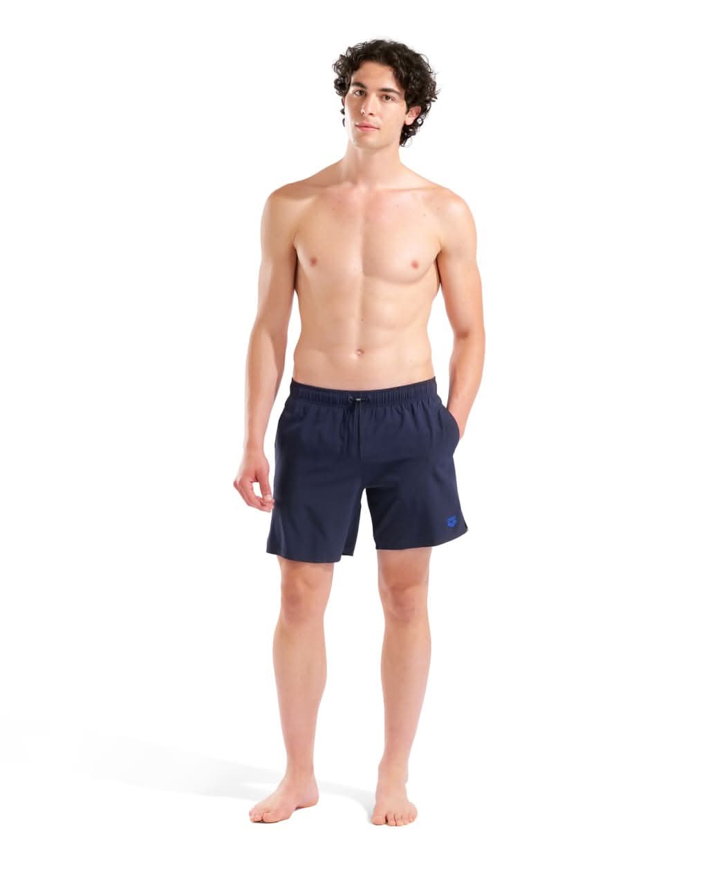 Arena Evo II Beach Boxer Solid sundbuxur fyrir herra í dökkbláu, ská framhlið með hönd í hliðarvasa.