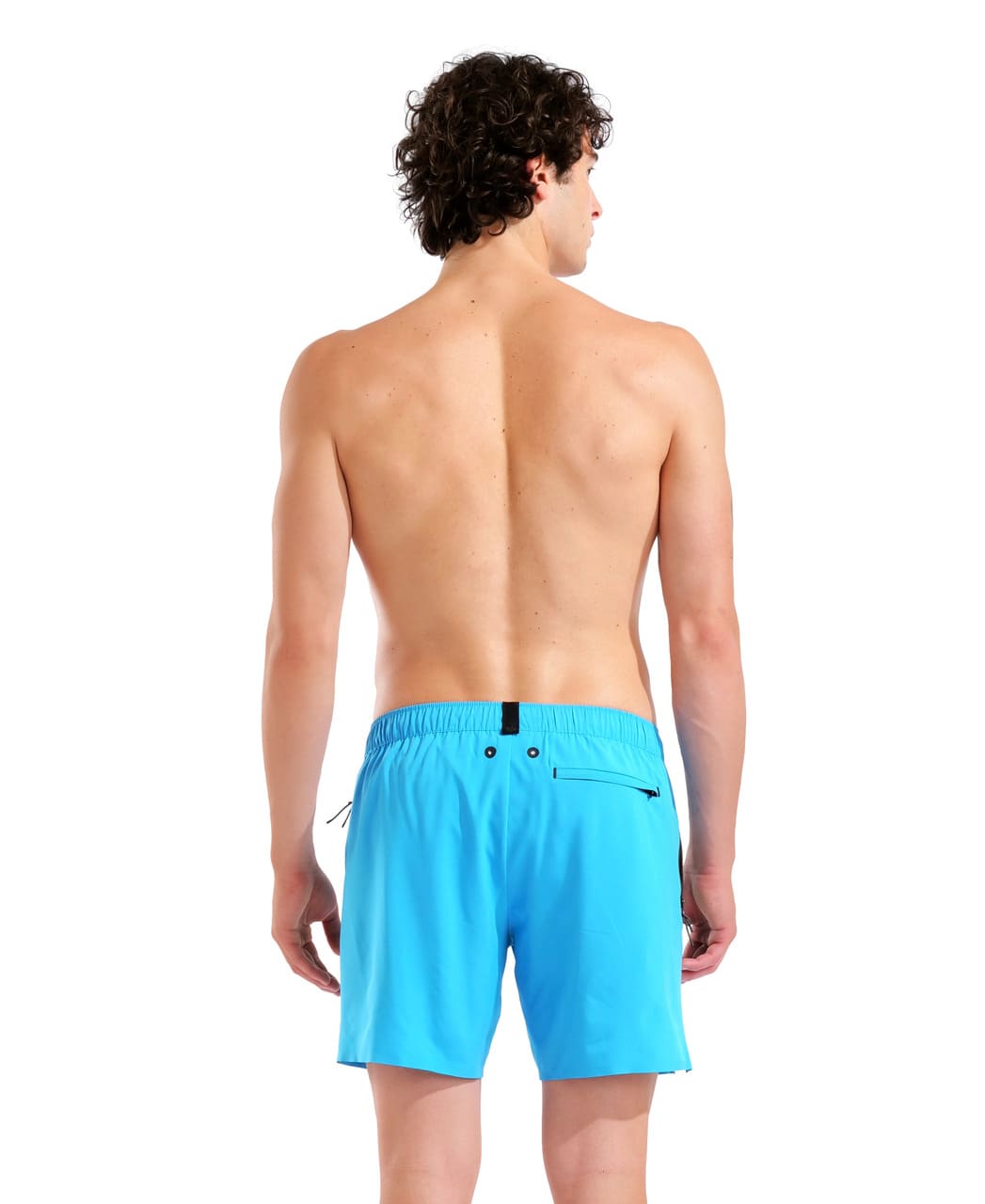 Herra í túrkísbláum Arena Evo Side Zip Pockets Beach Boxer sundbuxum, séð að aftan í stúdíó