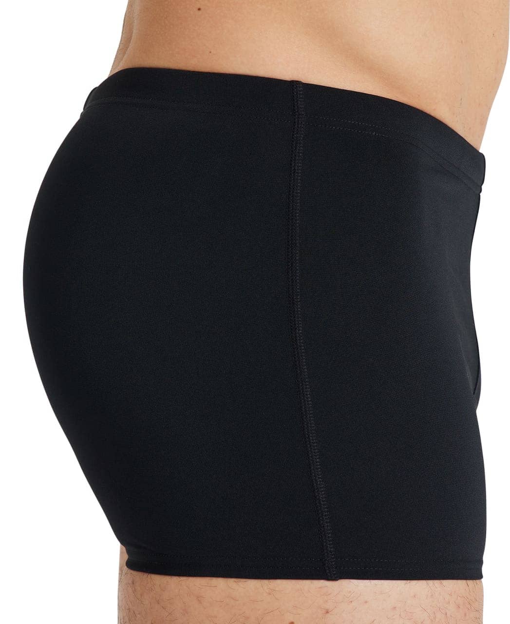 Klórþolnar sundskýlur fyrir herra í svörtu frá Arena. Team sundskýlurnar eru framleiddar  úr 100% pólýester (að hluta endurunnu pólýester) úr MaxLife Eco sundfataefni Arena sem gerir þær að góðum kosti fyrir íslenskar sundlaugar með klór. Myndin er nærmynd af hlið sundskýlunnar