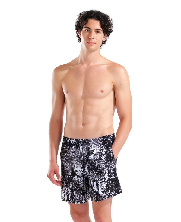 Arena sundbuxur fyrir herra, svart-hvítar sundstuttbuxur með boxer-sniði, teygjanlegu efni og opnum hliðarvösum, framhlið á fyrirsætu