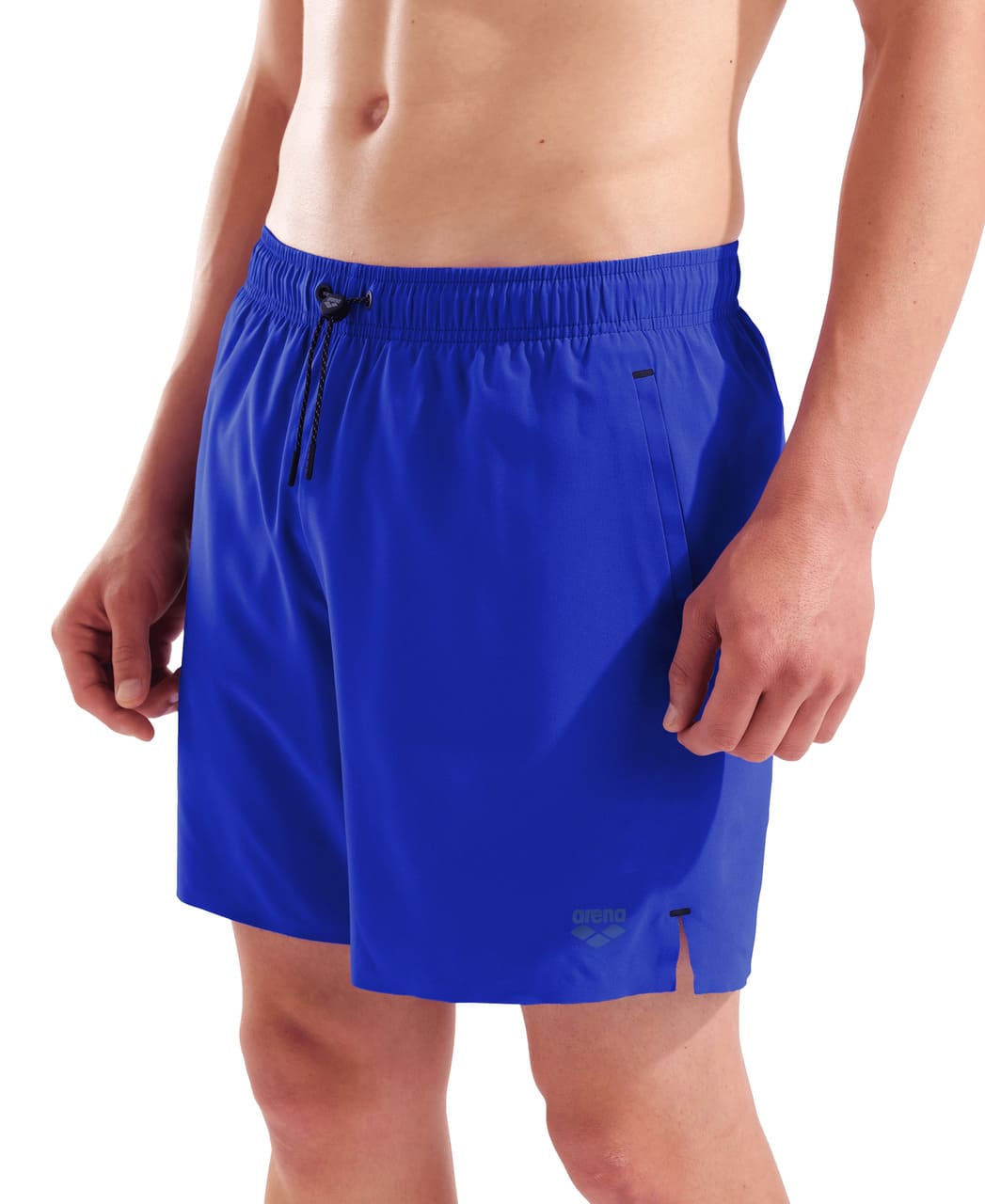 Karlmaður í neonbláum Arena Evo II Beach Boxer Solid sundbuxum, mynd frá hlið að mitti og lærum sem sýnir reim í mitti, Arena merki neðarlega á skálm og klauf neðst á skálm.