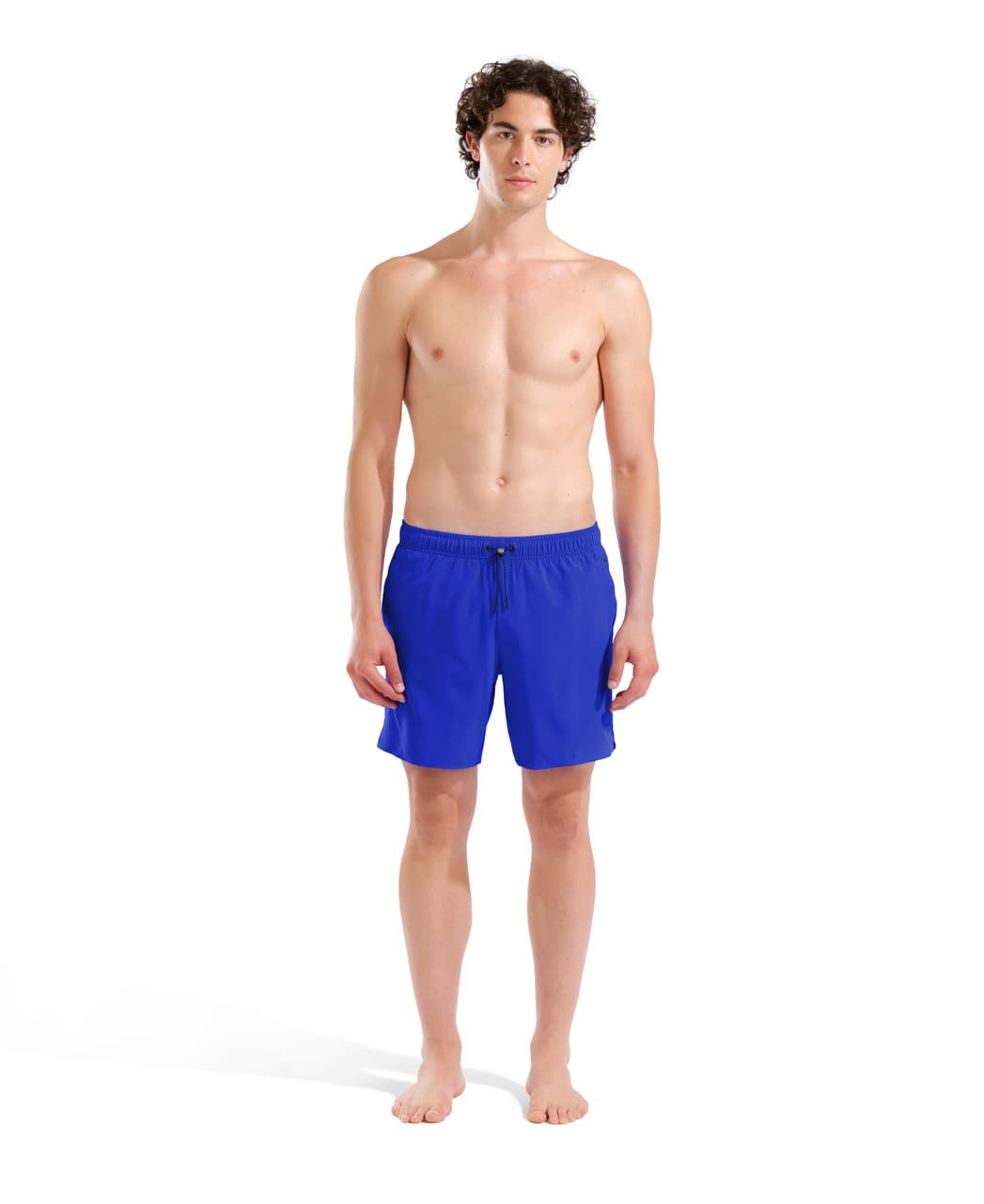 Herramódel stendur að framan í neonbláum Arena Evo II Beach Boxer Solid sundstuttbuxum fyrir karla, heilmynd sem sýnir boxer-snið með rúmlega miðlungs sídd og reim í mitti.