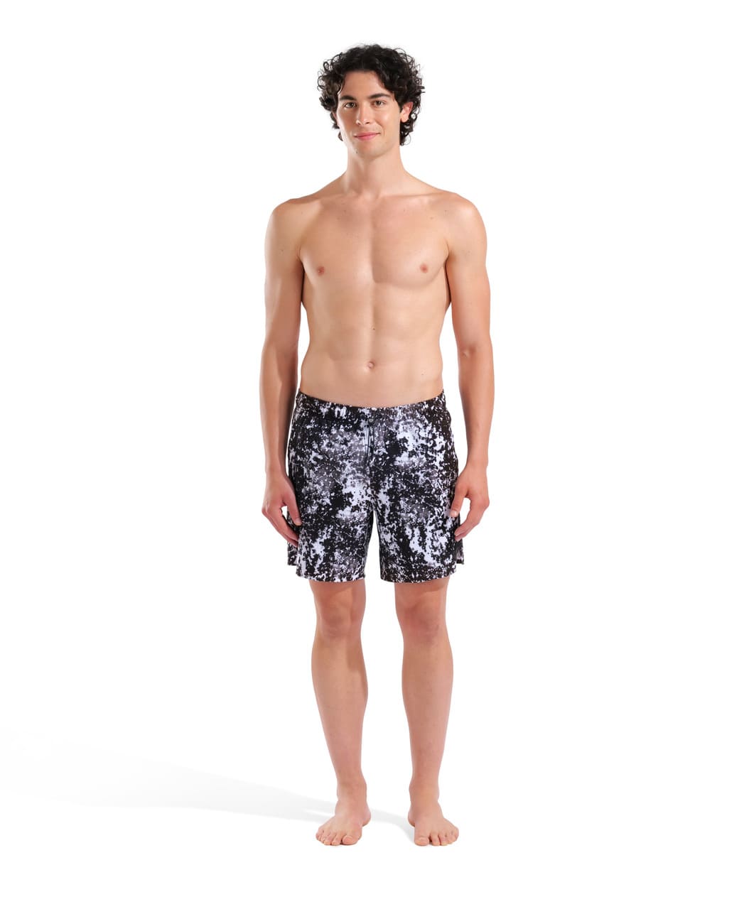 Arena Evo II Beach Boxer Allover sundbuxur fyrir herra, svart-hvítar sundstuttbuxur með boxer-sniði, teygjanlegu fjórátta efni og góðu hreyfifrelsi, heil mynd að framan á fyrirsætu