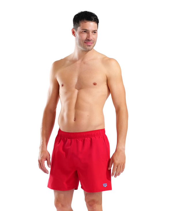 Arena Fundamentals R sundstuttbuxur herra, rauðar með túrkísbláu Arena lógói – framhlið