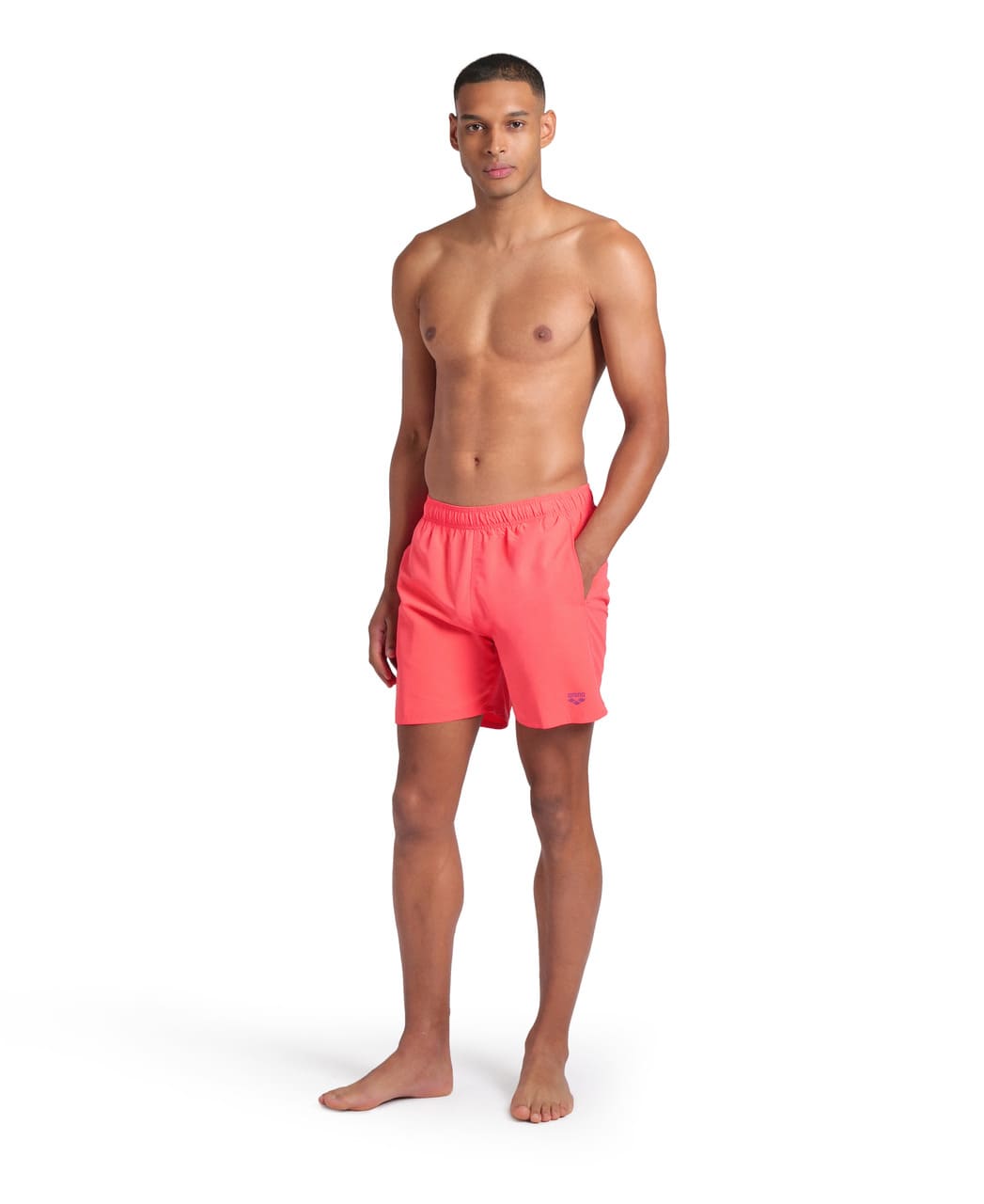 Í úrvali af sundfötum fyrir herra má sjá Fundamentals sundbuxurnar fyrir karla í kóralbleiku. Mynd sýnir heilmynd a framan og opna hliðarvasa