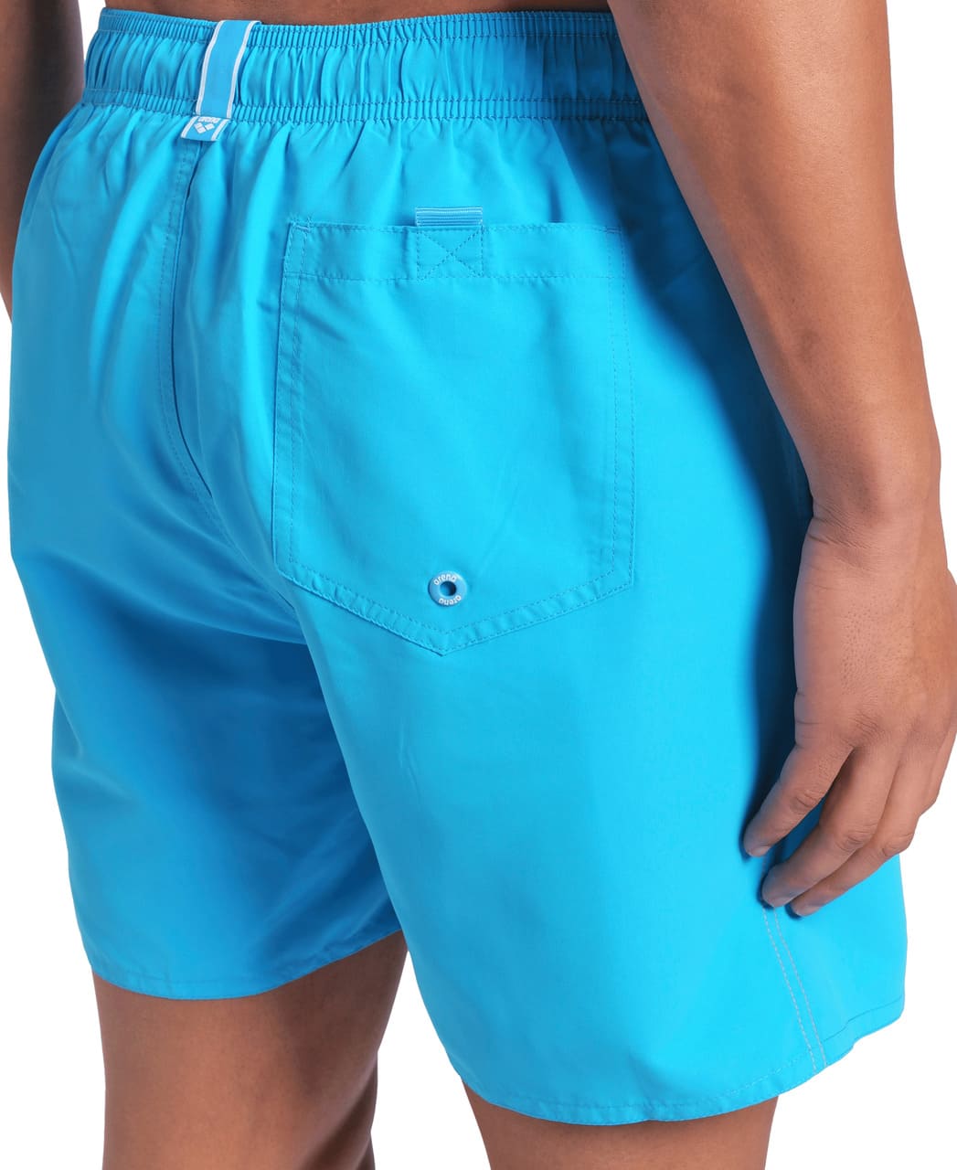 Túrkísbláar sundbuxur fyrir herra sýndar í nærmynd að aftan. Fundamentals sundbuxur karla  frá Arena, á mynd er sýndur sýndur rassvasi sem hægt er að loka með frönskum rennilás