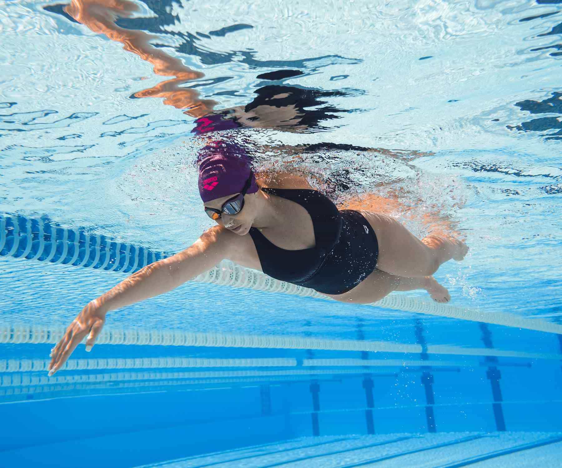 sundföt-með-aðhaldi-Sundbolir-með-aðhaldi-sundbolur-sundfatnaður-bikiní-tankini-Arena-Shapewear-sundfataverslun-Ludus.is