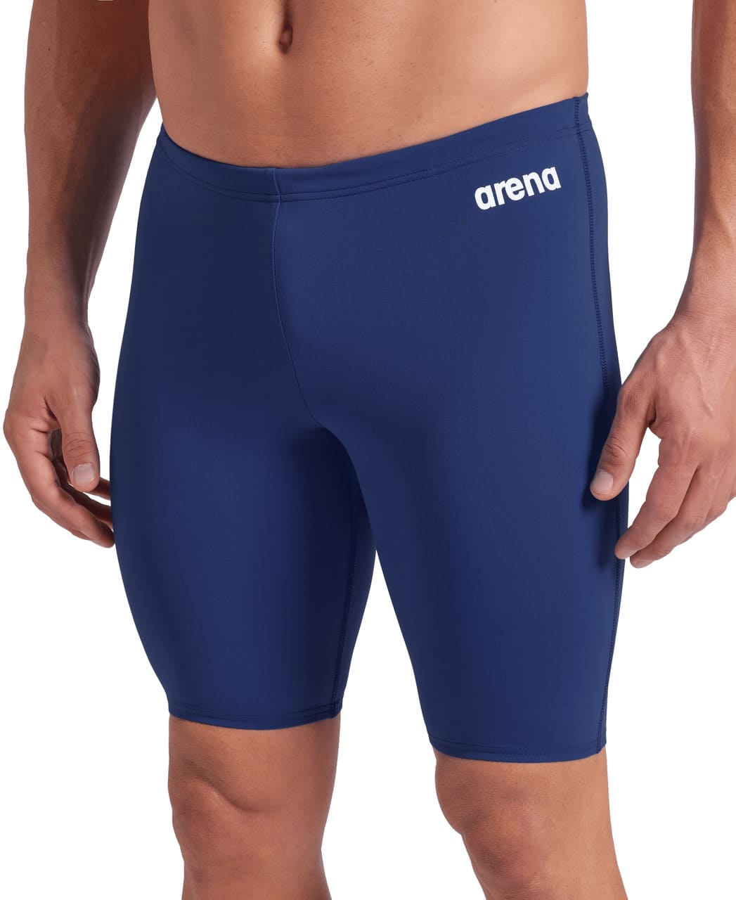 Nærmynd af dökkblárri Arena Team Jammer Solid sundskýlu fyrir herra, aðþröng og straumlínulöguð sundskýla úr Arena MaxLife Eco efni