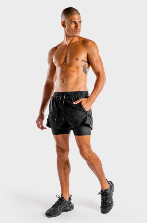 Íþróttaföt frá Squat Wolf í vefverslun Ludus.is. Æfingafatnaður - Hybrid 2 in 1 shorts eru flottar stuttbuxur fyrir herra. Þessar svörtu stuttbuxur henta jafnt í Crossfit sem hlaup. #litur-color_onyx