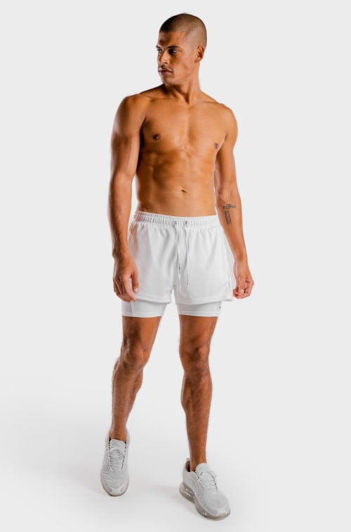 Íþróttaföt frá Squat Wolf í vefverslun Ludus.is. Æfingafatnaður - Hybrid 2 in 1 shorts eru flottar stuttbuxur fyrir herra. Þessar hvítu stuttbuxur henta jafnt í Crossfit sem hlaup. #litur-color_white