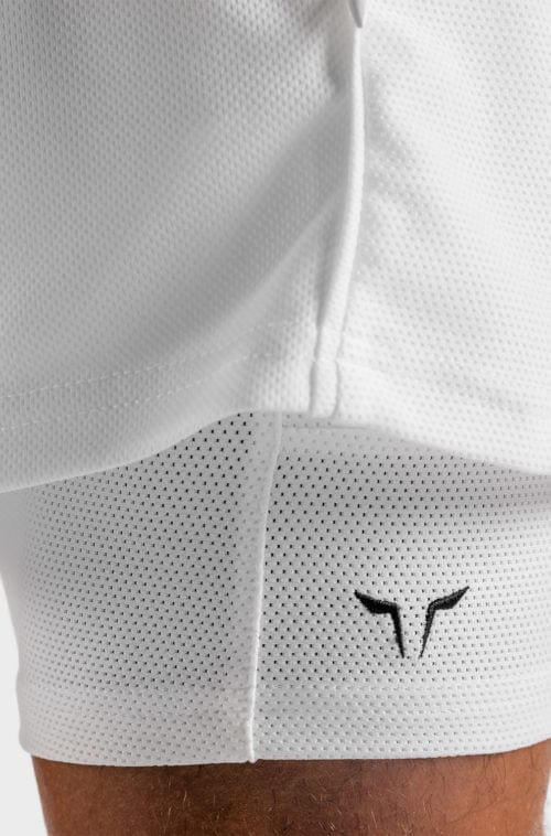 Íþróttaföt frá Squat Wolf í vefverslun Ludus.is. Æfingafatnaður - Hybrid 2 in 1 shorts eru flottar stuttbuxur fyrir herra. Þessar hvítu stuttbuxur henta jafnt í Crossfit sem hlaup. #litur-color_white