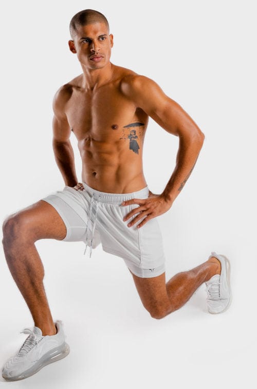 Íþróttaföt frá Squat Wolf í vefverslun Ludus.is. Æfingafatnaður - Hybrid 2 in 1 shorts eru flottar stuttbuxur fyrir herra. Þessar hvítu stuttbuxur henta jafnt í Crossfit sem hlaup. #litur-color_white