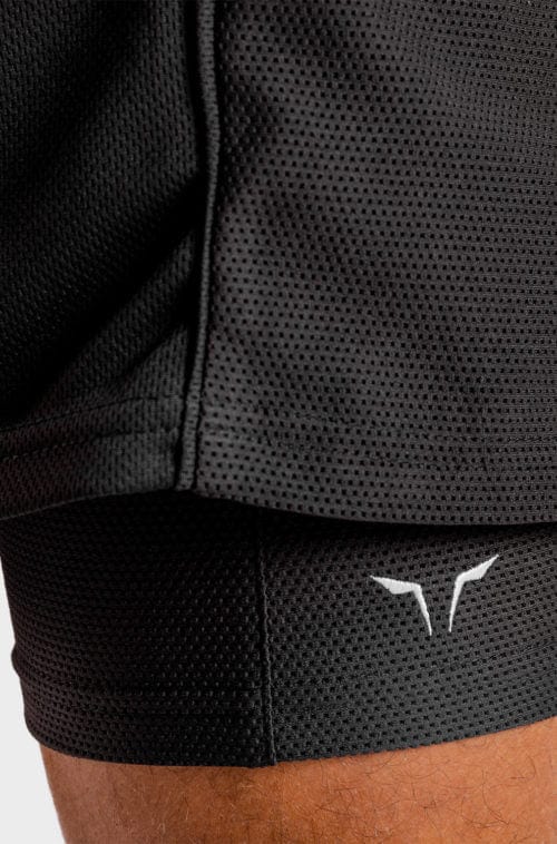 Íþróttaföt frá Squat Wolf í vefverslun Ludus.is. Æfingafatnaður - Hybrid 2 in 1 shorts eru flottar stuttbuxur fyrir herra. Þessar svörtu stuttbuxur henta jafnt í Crossfit sem hlaup. #litur-color_onyx