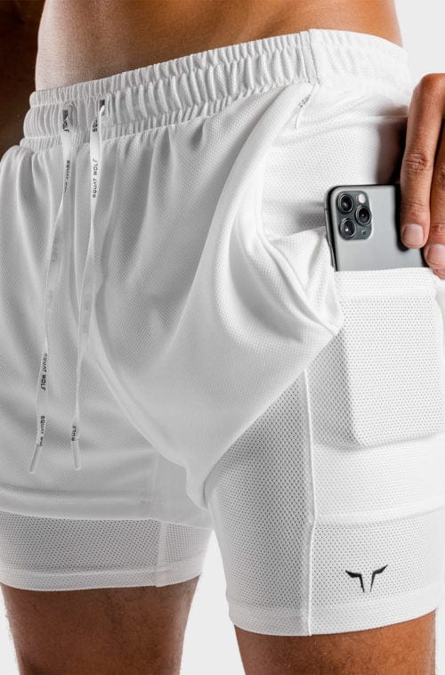 Íþróttaföt frá Squat Wolf í vefverslun Ludus.is. Æfingafatnaður - Hybrid 2 in 1 shorts eru flottar stuttbuxur fyrir herra. Þessar hvítu stuttbuxur henta jafnt í Crossfit sem hlaup. #litur-color_white