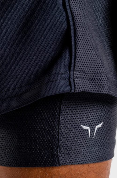 Íþróttaföt frá Squat Wolf í vefverslun Ludus.is. Æfingafatnaður - Hybrid 2 in 1 shorts eru flottar stuttbuxur fyrir herra. Þessar bláu stuttbuxur henta jafnt í Crossfit sem hlaup. #litur-color_navy