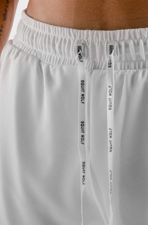 Íþróttaföt frá Squat Wolf í vefverslun Ludus.is. Æfingafatnaður - Hybrid 2 in 1 shorts eru flottar stuttbuxur fyrir herra. Þessar hvítu stuttbuxur henta jafnt í Crossfit sem hlaup. #litur-color_white
