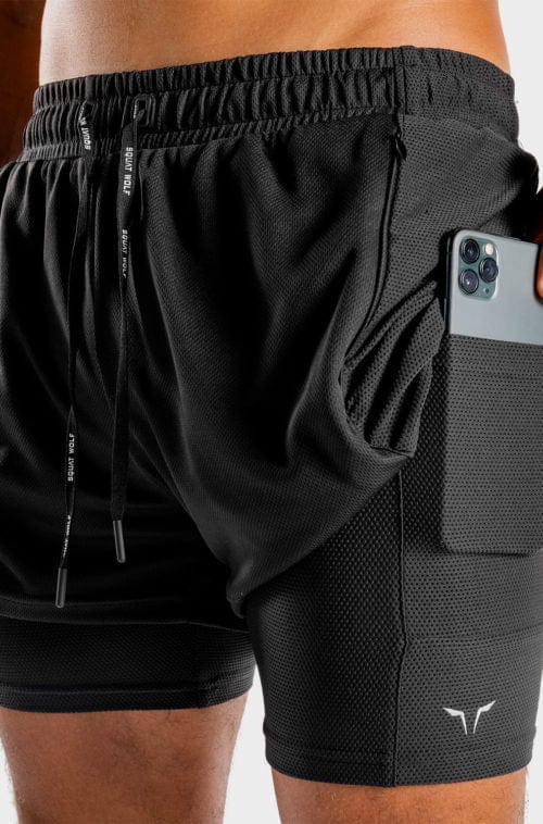 Íþróttaföt frá Squat Wolf í vefverslun Ludus.is. Æfingafatnaður - Hybrid 2 in 1 shorts eru flottar stuttbuxur fyrir herra. Þessar svörtu stuttbuxur henta jafnt í Crossfit sem hlaup. #litur-color_onyx