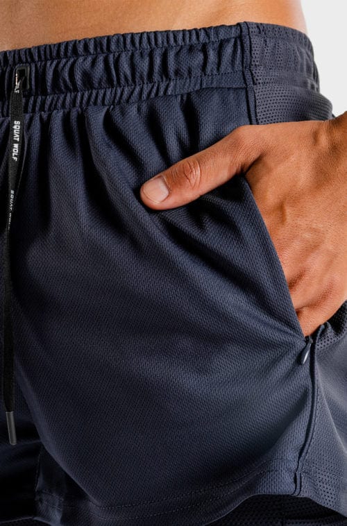 Íþróttaföt frá Squat Wolf í vefverslun Ludus.is. Æfingafatnaður - Hybrid 2 in 1 shorts eru flottar stuttbuxur fyrir herra. Þessar bláu stuttbuxur henta jafnt í Crossfit sem hlaup. #litur-color_navy