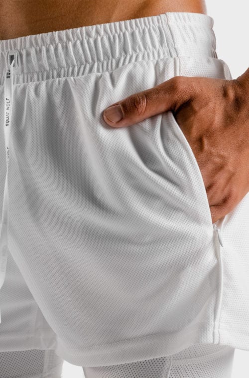 Íþróttaföt frá Squat Wolf í vefverslun Ludus.is. Æfingafatnaður - Hybrid 2 in 1 shorts eru flottar stuttbuxur fyrir herra. Þessar hvítu stuttbuxur henta jafnt í Crossfit sem hlaup. #litur-color_white
