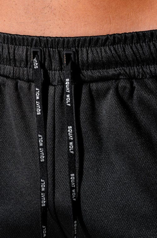 Íþróttaföt frá Squat Wolf í vefverslun Ludus.is. Æfingafatnaður - Hybrid 2 in 1 shorts eru flottar stuttbuxur fyrir herra. Þessar svörtu og rauðu stuttbuxur henta jafnt í Crossfit sem hlaup. #litur-color_onyx-red