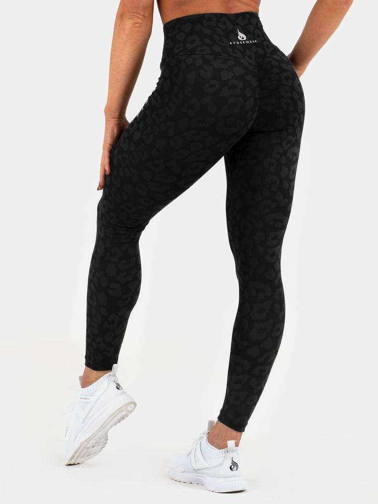 Animal Instinct Scrunch Bum Leggings  eru fallegar leggings með fallegu mynstri frá Ryderwear sem ýkja línurnar þínar. Scrunch Bum Leggings koma í nokkrum mismunandi litum og er hægt að para með Animal Instinct Æfingatopp. Þú finnur gott úrval af fallegum æfingatoppum í vefverslun Ludus.is#litur-color_leopard-black