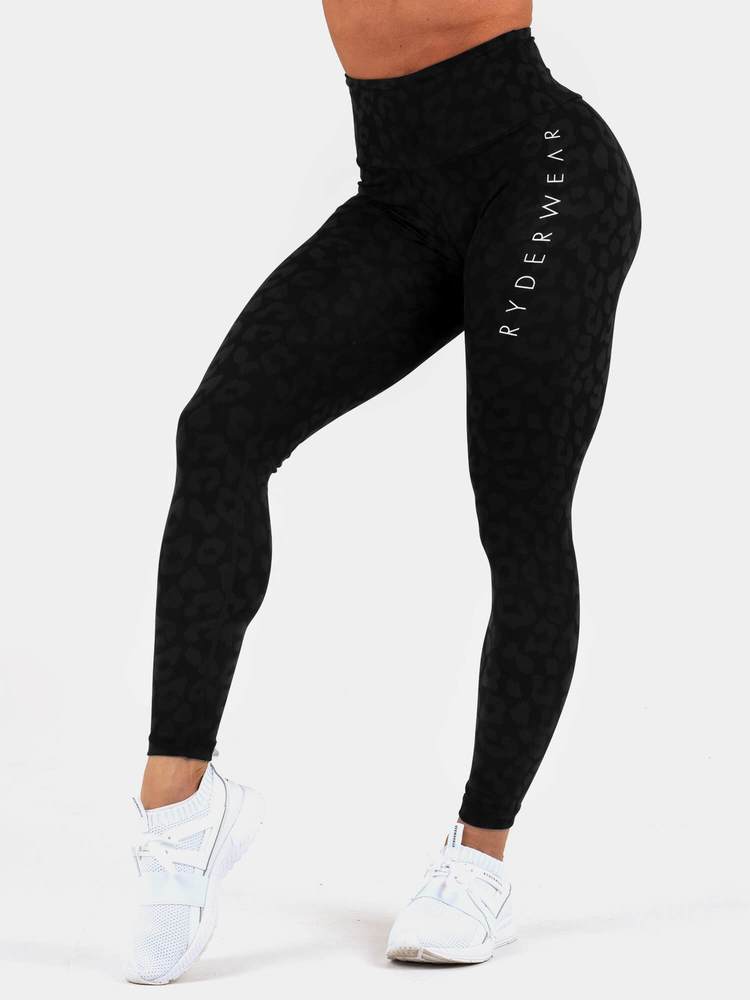 Animal Instinct Scrunch Bum Leggings  eru fallegar leggings með fallegu mynstri frá Ryderwear sem ýkja línurnar þínar. Scrunch Bum Leggings koma í nokkrum mismunandi litum og er hægt að para með Animal Instinct Æfingatopp. Þú finnur gott úrval af fallegum æfingatoppum í vefverslun Ludus.is#litur-color_leopard-black