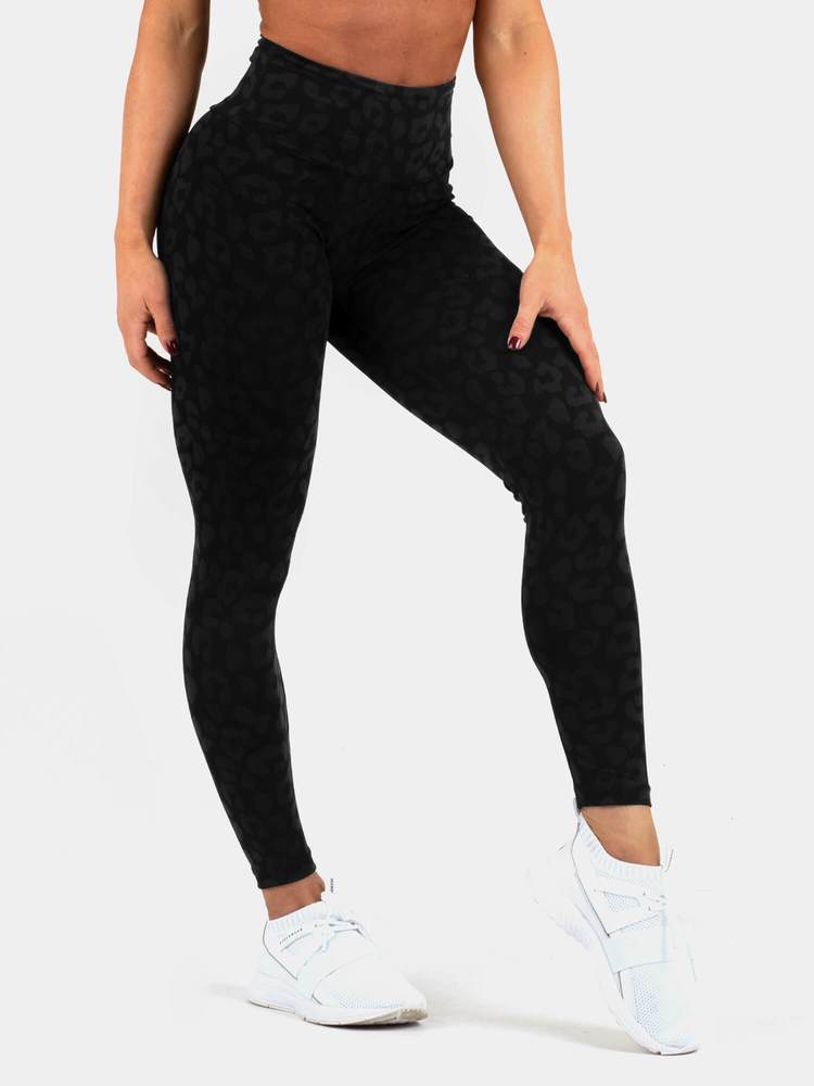 Animal Instinct Scrunch Bum Leggings  eru fallegar leggings með fallegu mynstri frá Ryderwear sem ýkja línurnar þínar. Scrunch Bum Leggings koma í nokkrum mismunandi litum og er hægt að para með Animal Instinct Æfingatopp. Þú finnur gott úrval af fallegum æfingatoppum í vefverslun Ludus.is#litur-color_leopard-black