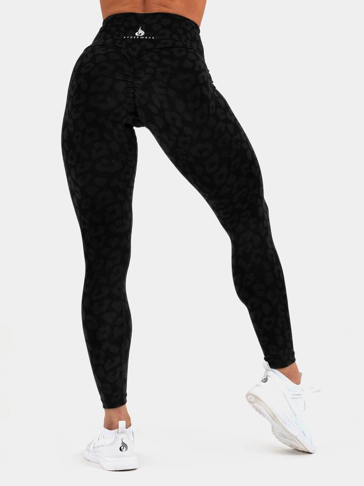 Animal Instinct Scrunch Bum Leggings  eru fallegar leggings með fallegu mynstri frá Ryderwear sem ýkja línurnar þínar. Scrunch Bum Leggings koma í nokkrum mismunandi litum og er hægt að para með Animal Instinct Æfingatopp. Þú finnur gott úrval af fallegum æfingatoppum í vefverslun Ludus.is#litur-color_leopard-black
