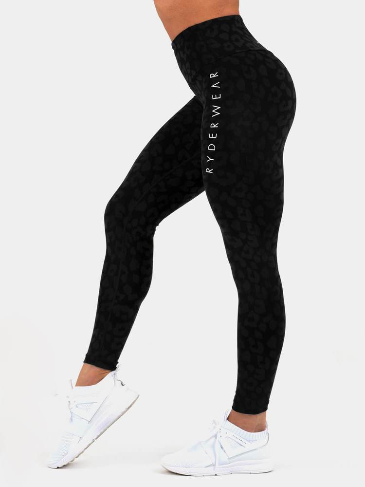 Animal Instinct Scrunch Bum Leggings  eru fallegar leggings með fallegu mynstri frá Ryderwear sem ýkja línurnar þínar. Scrunch Bum Leggings koma í nokkrum mismunandi litum og er hægt að para með Animal Instinct Æfingatopp. Þú finnur gott úrval af fallegum æfingatoppum í vefverslun Ludus.is#litur-color_leopard-black